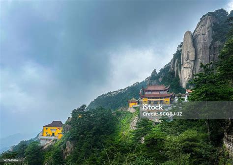 Der Tiantai Berg - Ein majestätischer Gipfel mit mystischen Tempelruinen!