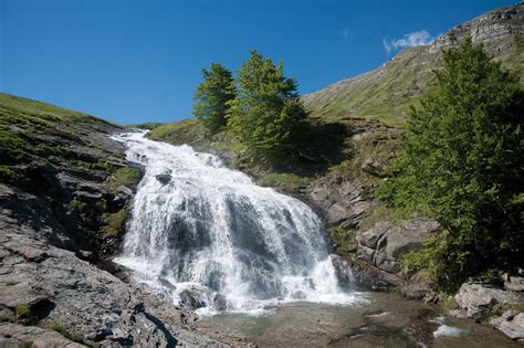  Das Qitaihe-Tal der Hundert Wasserfälle – Ein wilder Wasserfallspiel inmitten grüner Landschaften!