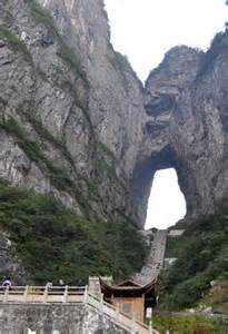 Das Tianmen Shan-Nationalpark: Eine himmlische Reise durch mystische Wolken und steile Schluchten!