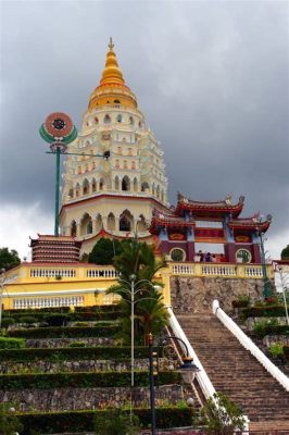  Der Kek Lok Si Tempel: Ein spiritueller Schatz voller bunter Dekorationen!